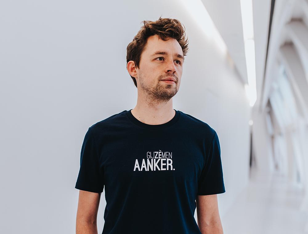 Man met blauwe T-shirt met opschrift GIJZEMENAANKER.
