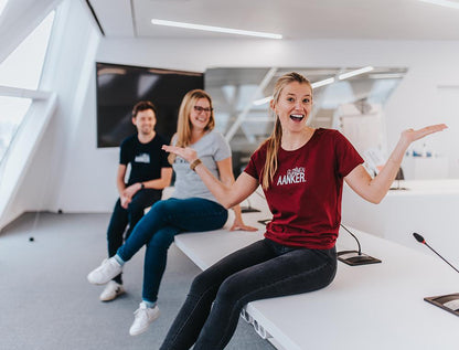 Man en 2 vrouwen met T-shirts van onze Port of Antwerp collectie.