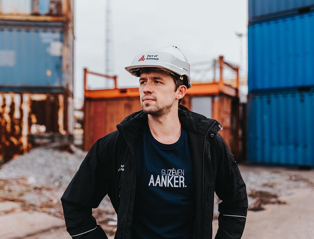 Man met blauwe T-shirt met opschrift GIJZEMENAANKER.