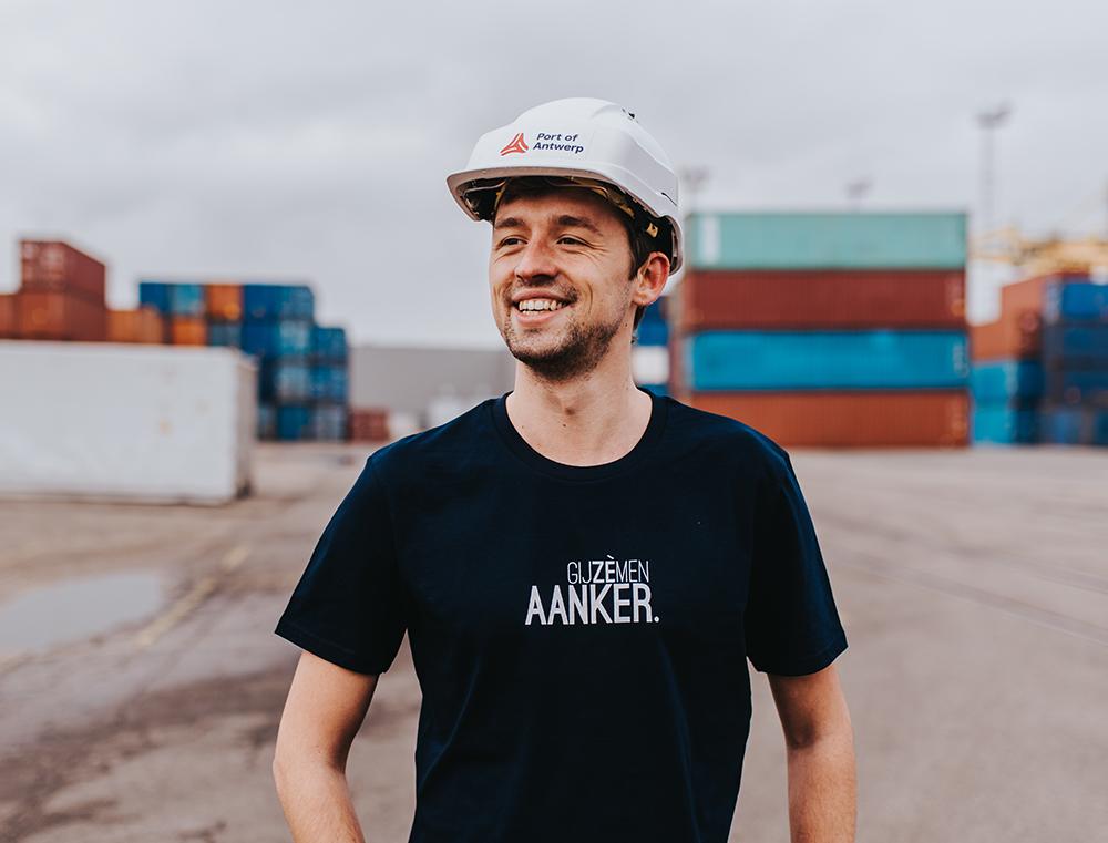 Man met blauwe T-shirt met opschrift GIJZEMENAANKER.