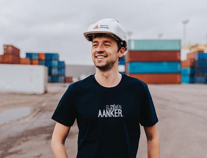 Man met blauwe T-shirt met opschrift GIJZEMENAANKER.