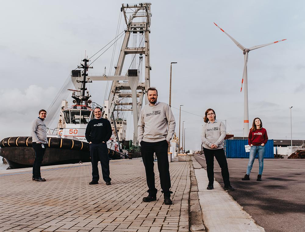 Groep mensen met truien van onze Port of Antwerp collectie.