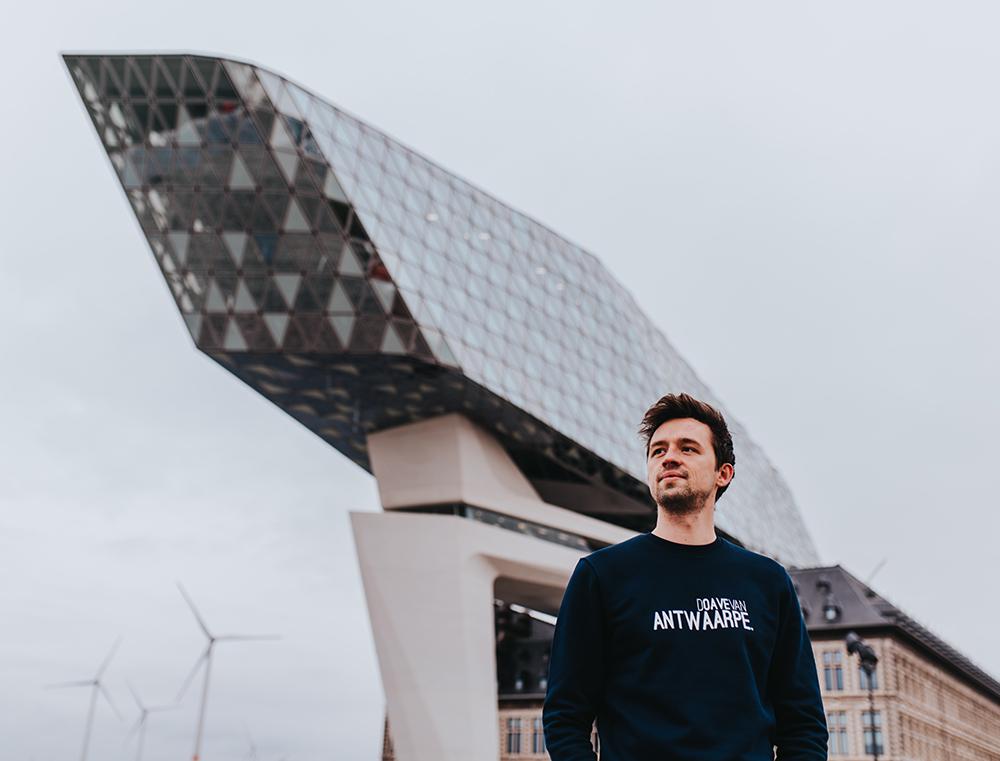 Man met blauwe trui met opschrift DOAVEVANANTWAARPE.