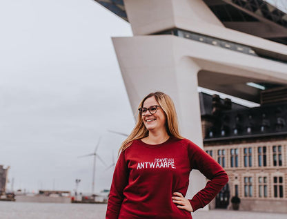 Vrouw met bordeaux trui met opschrift DOAVEVANANTWAARPE.
