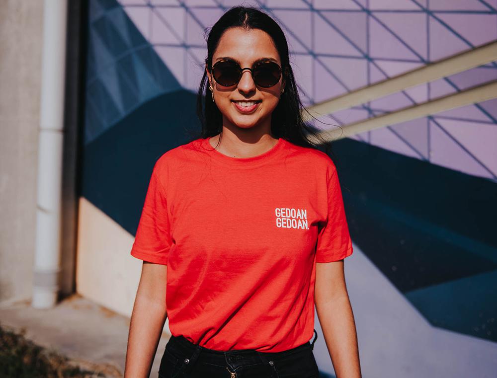 Vrouw met rode T-shirt met opdruk GEDOANGEDOAN.
