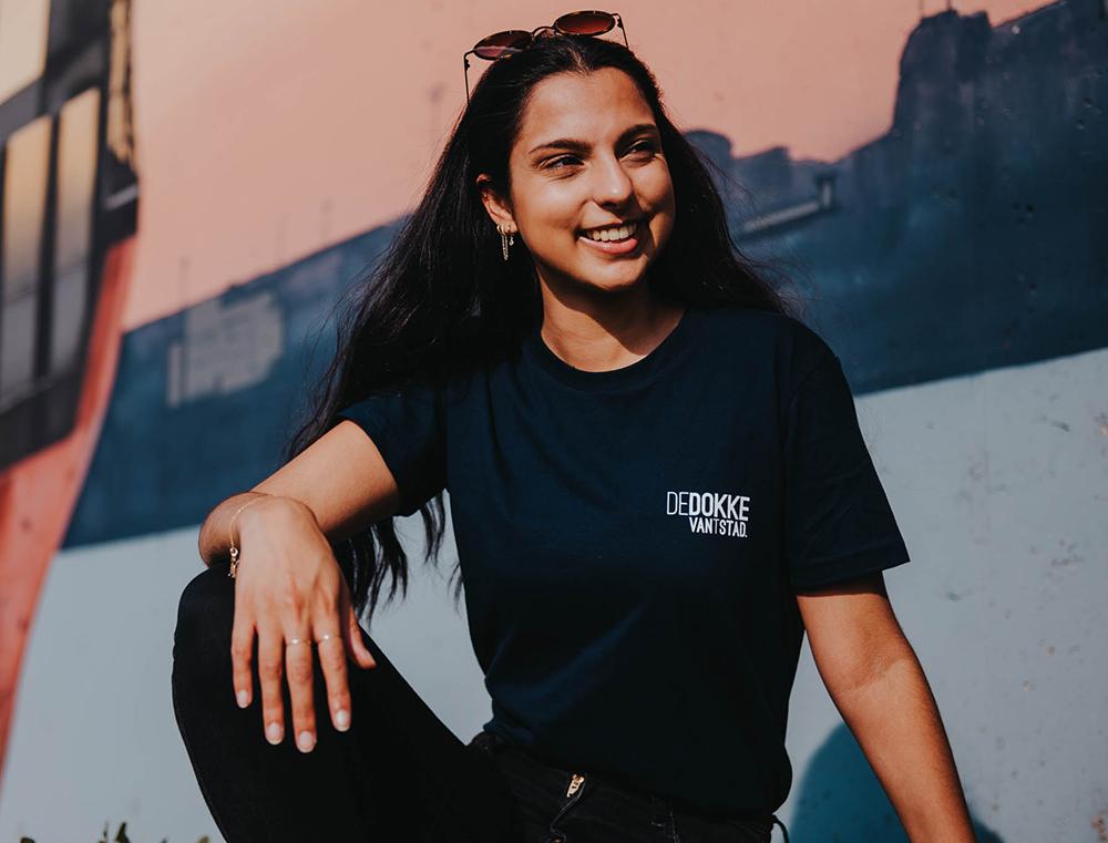 Vrouw met blauwe T-shirt met opdruk DEDOKKEVANTSTAD.