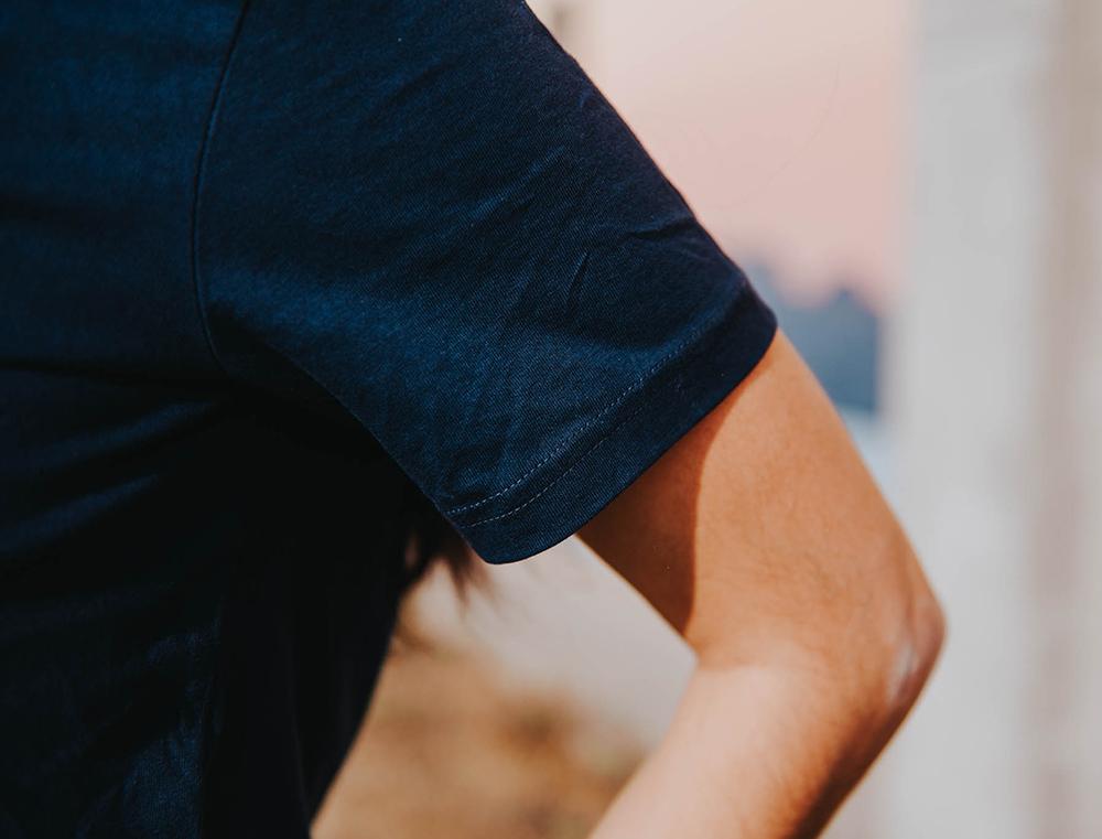 Close-up van een blauwe T-shirt