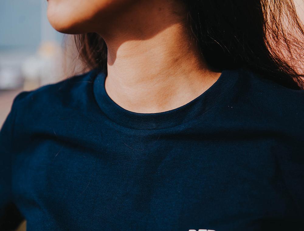 Close-up van een blauwe T-shirt.