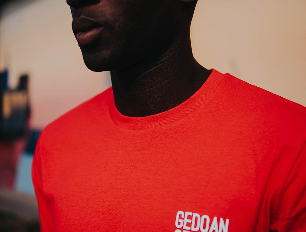 Close-up van een rode T-shirt.