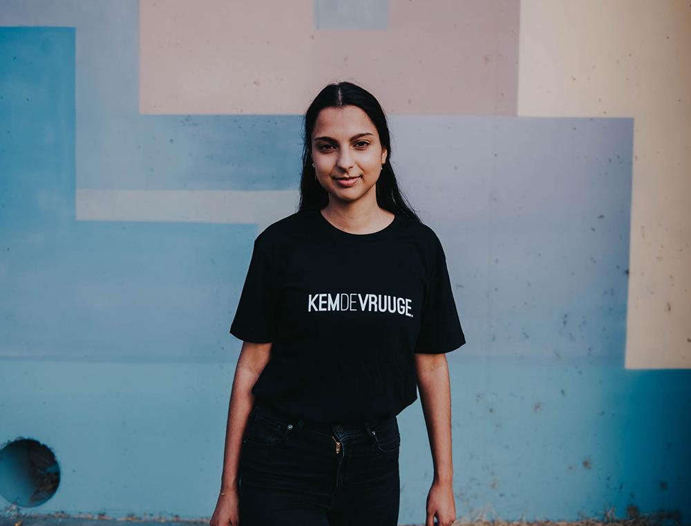 Vrouw met T-shirt met opschrift KEMDEVRUUGE.