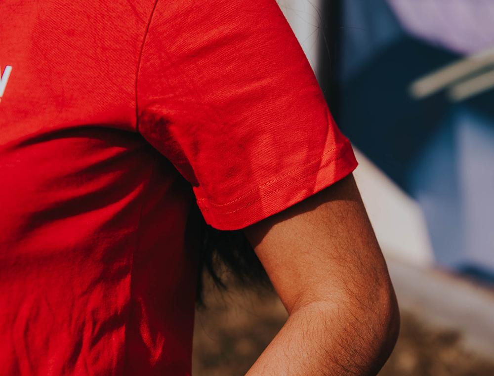 Close-up van een rode T-shirt.