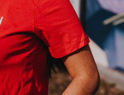 Close-up van een rode T-shirt.