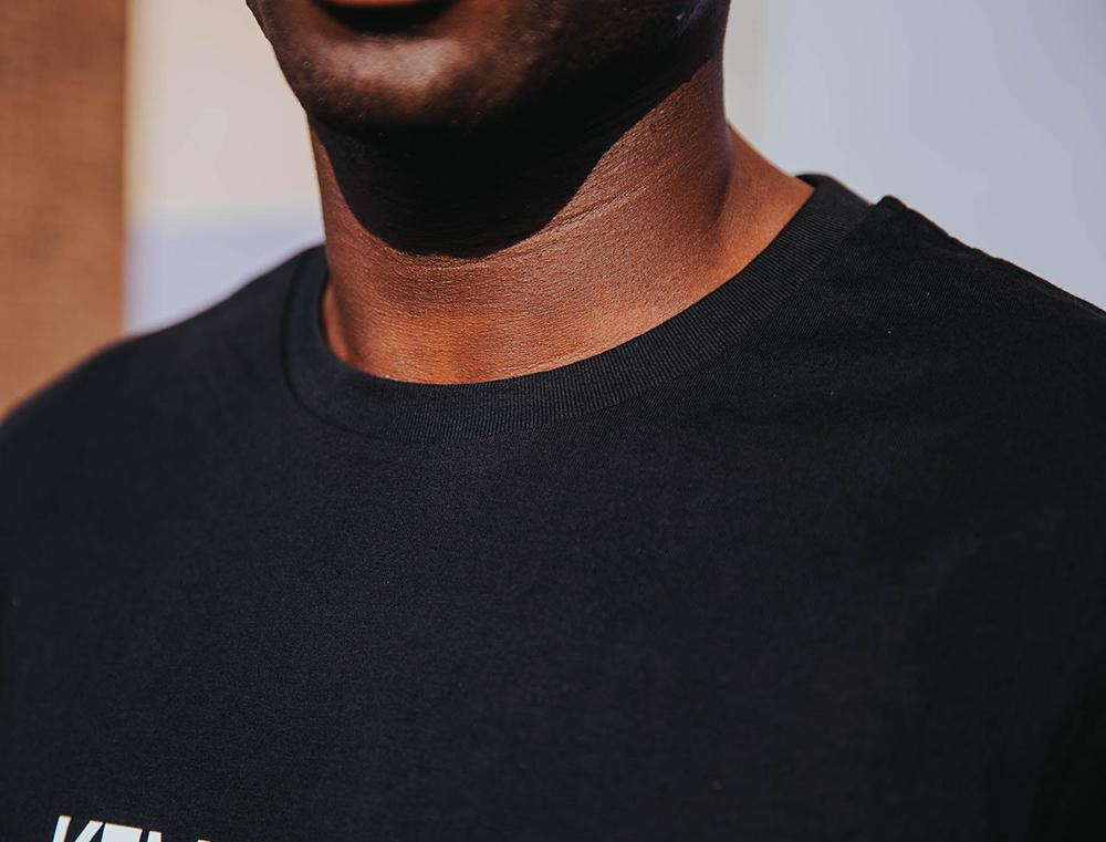 Close-up van een zwarte T-shirt.
