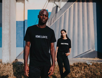 Man en vrouw met zwarte T-shirts.