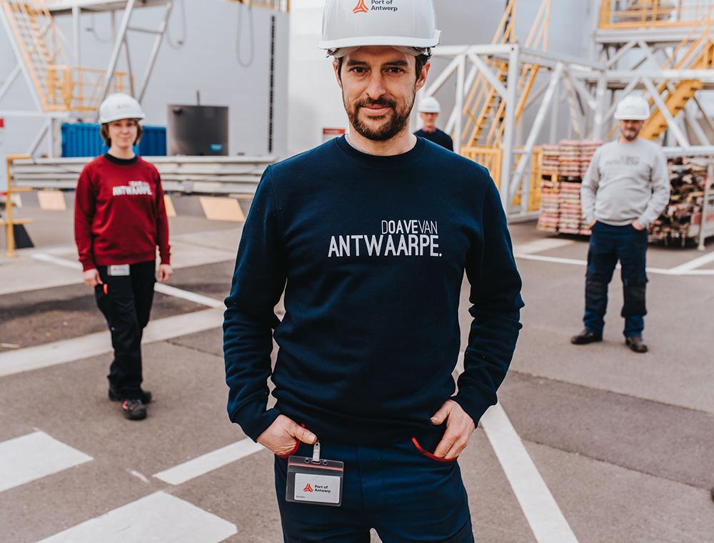 Man met blauwe trui met opschrift DOAVEVANANTWAARPE.