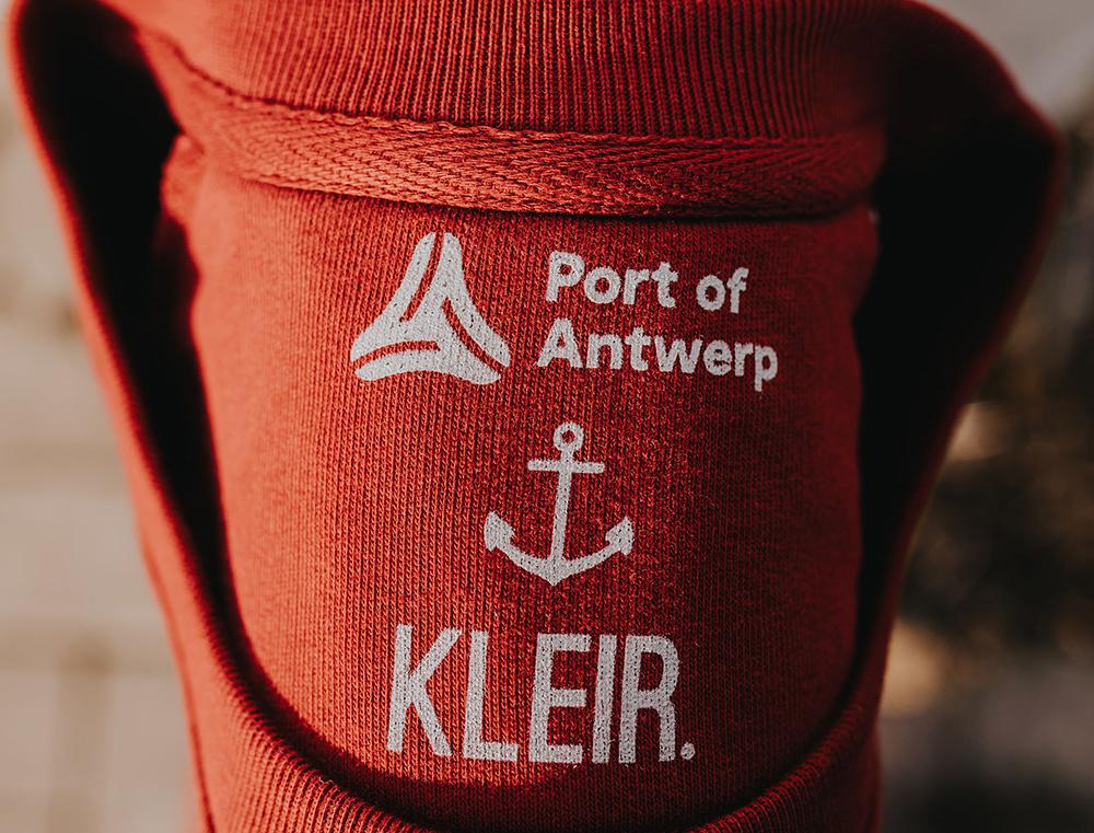 Close-up van opdruk in de nek.