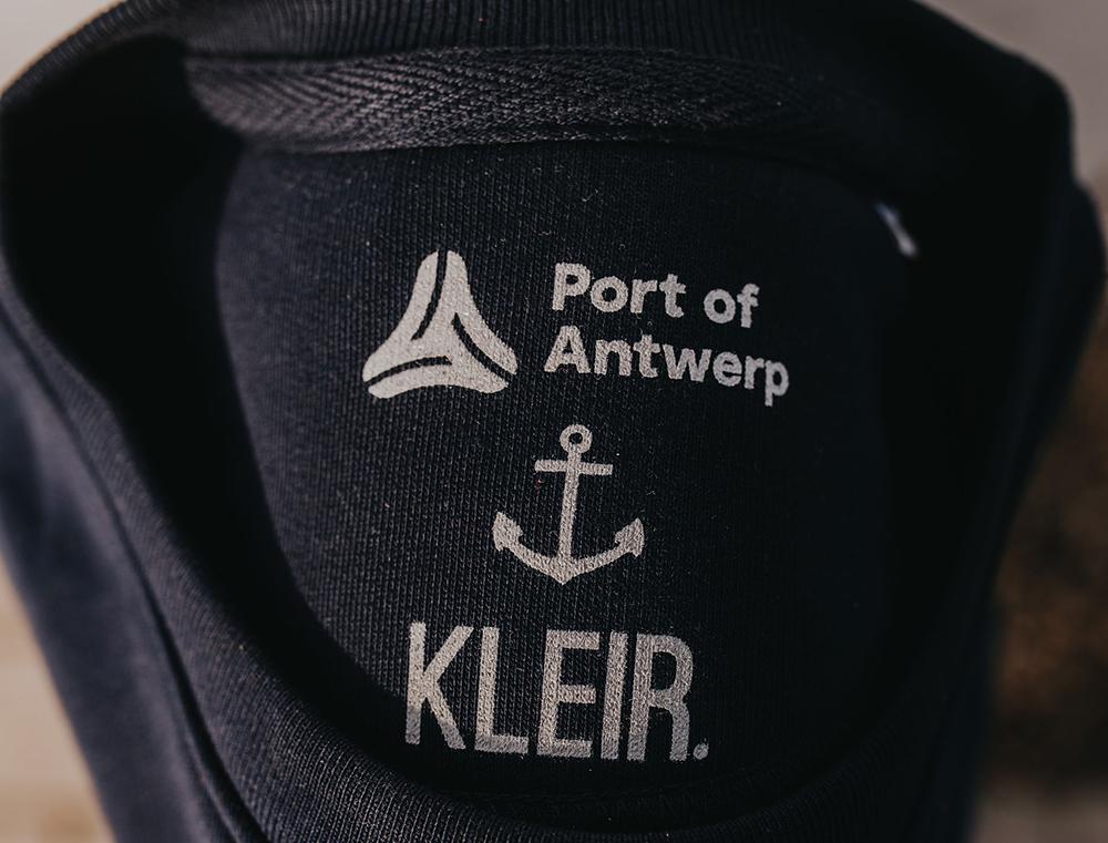 Close-up van opdruk in de nek.