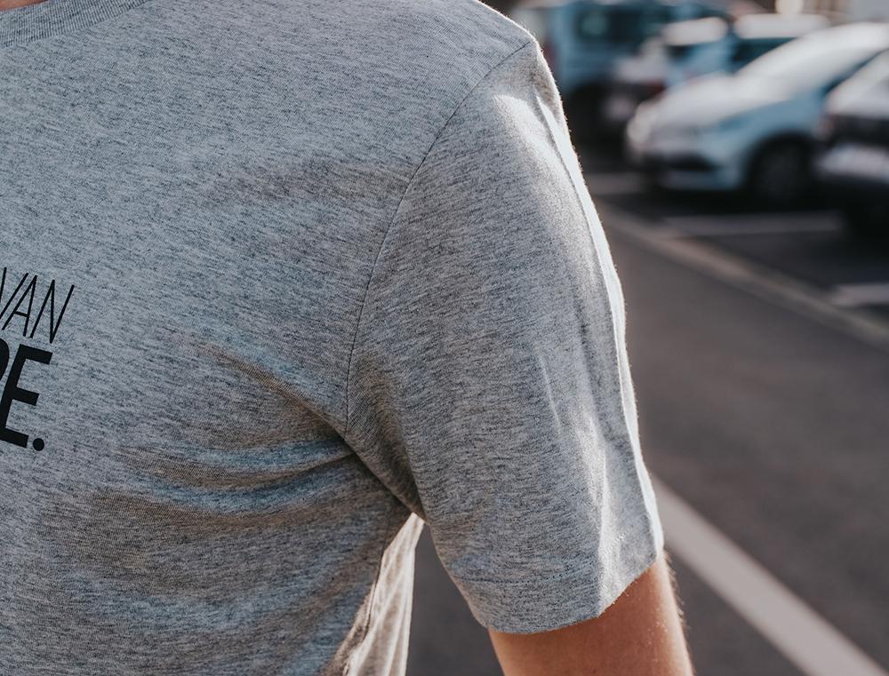 Close-up van grijze T-shirt met opdruk DOAVEVANANTWAARPE.
