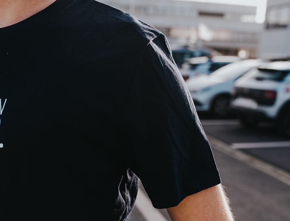 Close-up van blauwe T-shirt.
