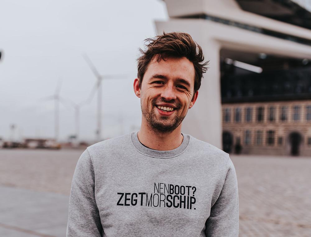 Man met grijze trui met opschrift NENBOOT?ZEGTMORSCHIP.