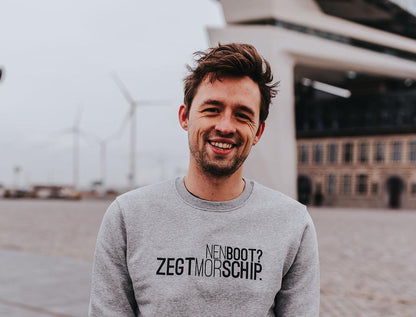 Man met grijze trui met opschrift NENBOOT?ZEGTMORSCHIP.