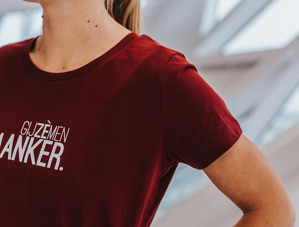Close-up van vrouw met bordeaux T-shirt GIJZEMENAANKER.