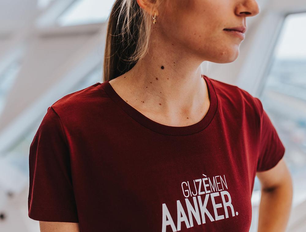 Close-up van vrouw met bordeaux T-shirt GIJZEMENAANKER.