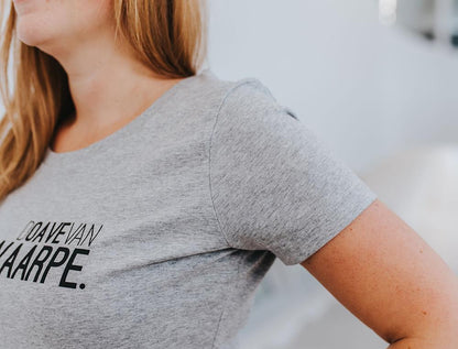 Close-up van grijze T-shirt met opdruk DOAVEVANANTWAARPE.