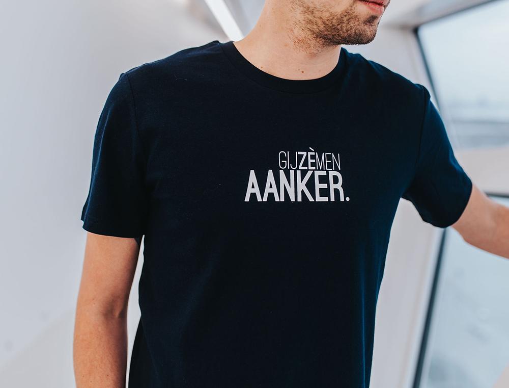 Man met blauwe T-shirt met opschrift GIJZEMENAANKER.