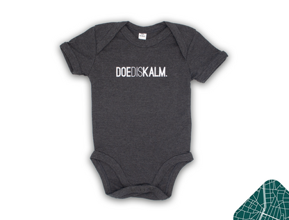 Rompertje DOEDISKALM. baby's kruippakje donkergrijs KLEIR.