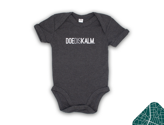 Rompertje DOEDISKALM. baby's kruippakje donkergrijs KLEIR.