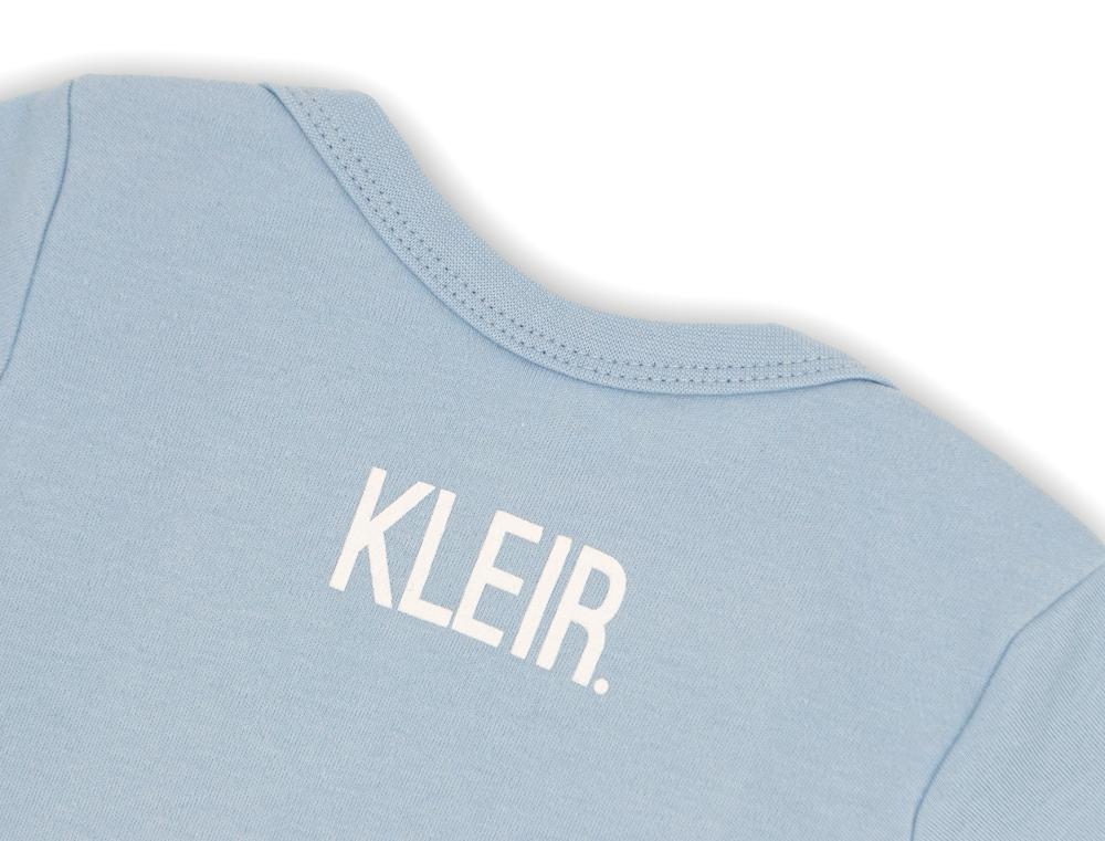 FEBBEKAK. lichtblauw rompertje voor baby's met op achterkant KLEIR.