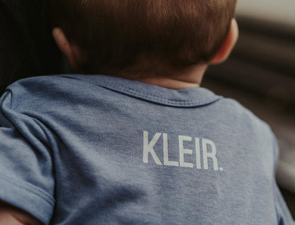 FRANKENTEUT. lichtblauw rompertje baby's kruippakje