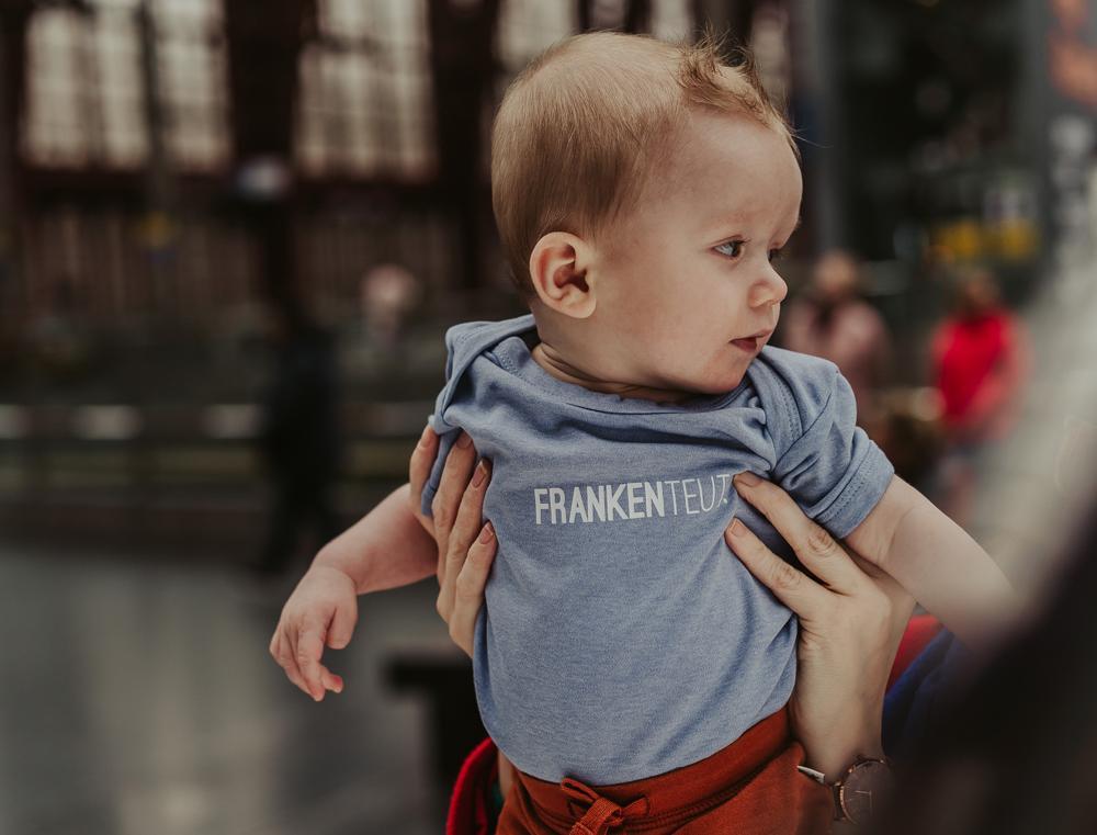 FRANKENTEUT. lichtblauw rompertje baby's kruippakje