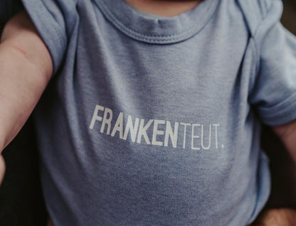 FRANKENTEUT. lichtblauw rompertje baby's kruippakje