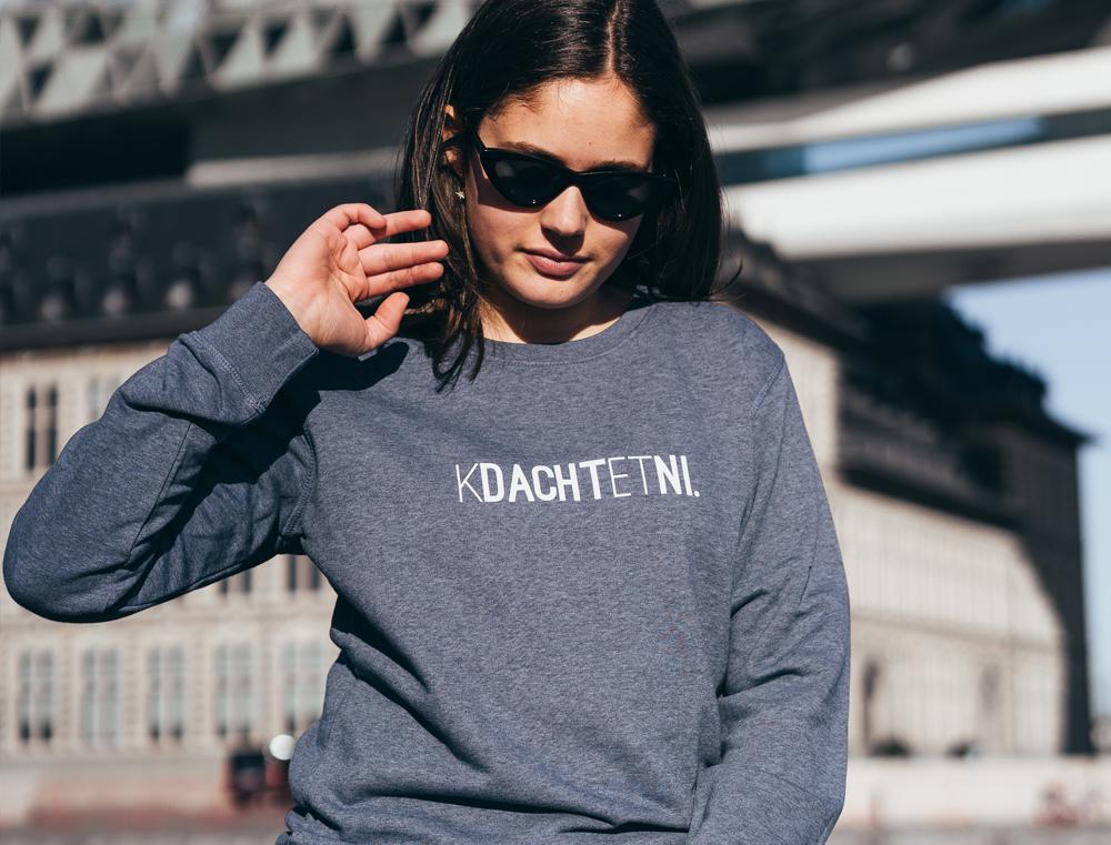 KDACHTETNI. grijs-blauwe trui unisex KLEIR.