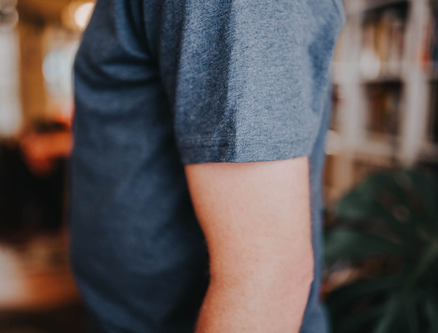 Close-up van een donkerblauwe T-shirt.