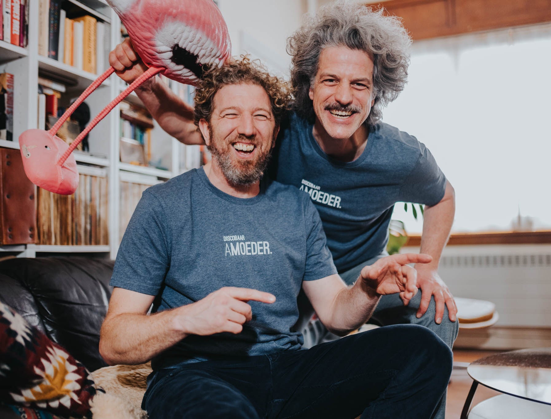 Donkberblauwe T-shirt met opdruk DISCOBAARAMOEDER.