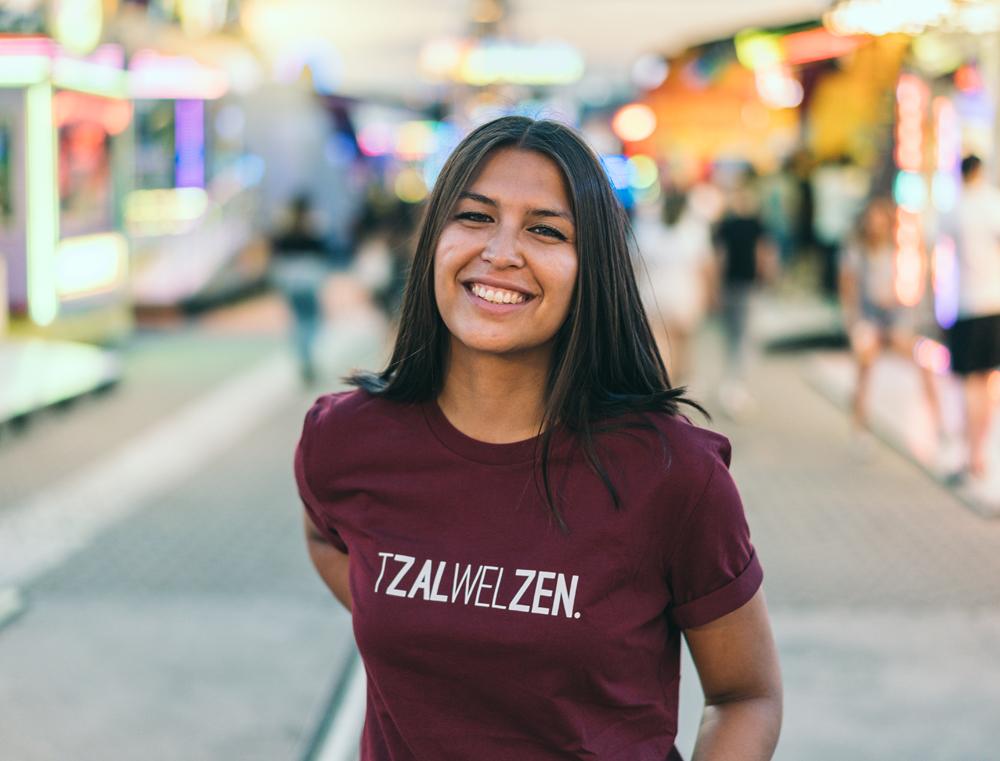 T-shirt TZALWELZEN. Burgundy Unisex Dames